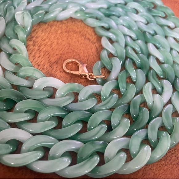 UNBRANDED 47” JADE COLOR ACRYLIC CHAIN WITH GOLD HARDWARE - Picture 9 of 9